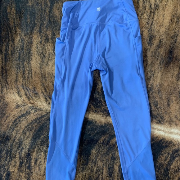 All in motion size X-Small periwinkle cropped leggings with laser cut dot design - Picture 10 of 12